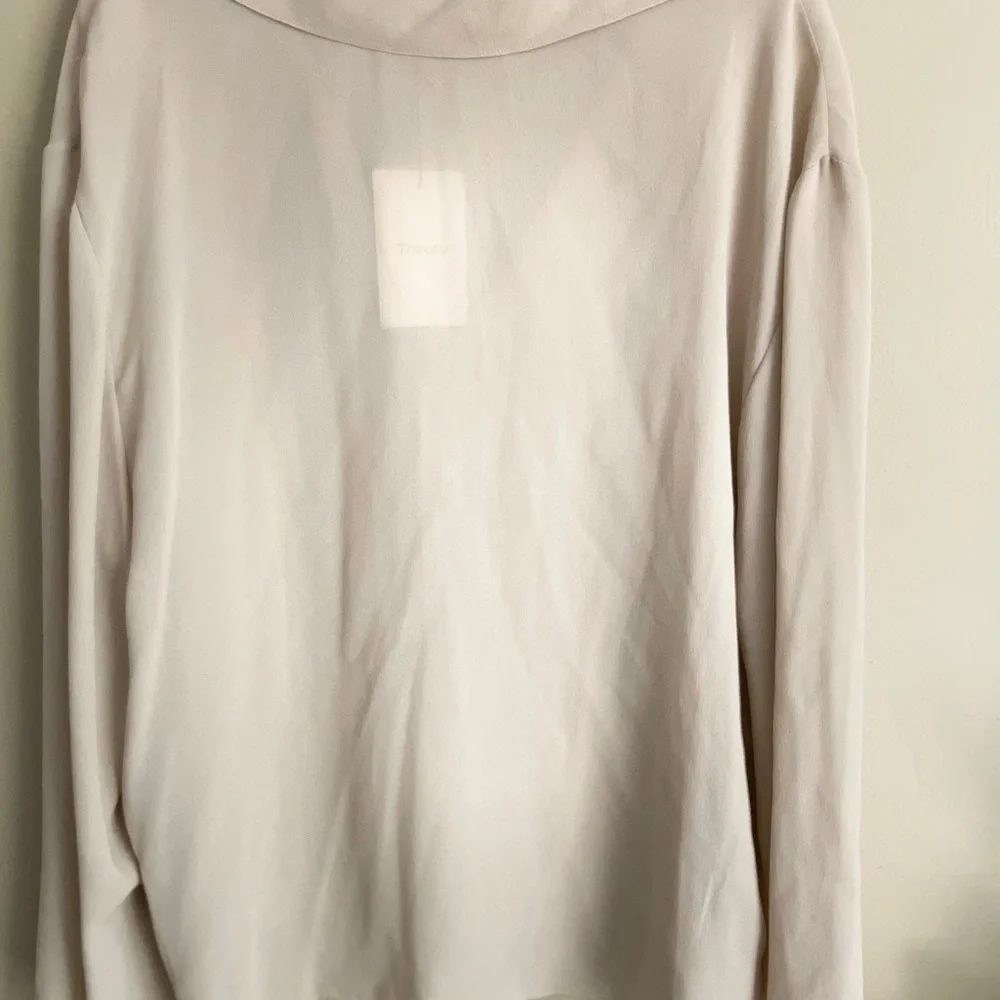 Theory 100% Silk SAILOR TOP M
Pale Oat
Light fluid crepe - Picture 5 of 6